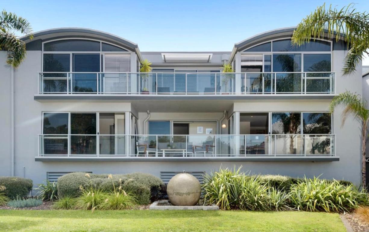 Modern Beach Apartment With Pool & Location Mount Maunganui Kültér fotó