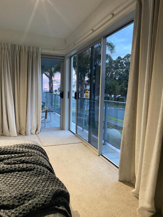 Modern Beach Apartment With Pool & Location Mount Maunganui Kültér fotó