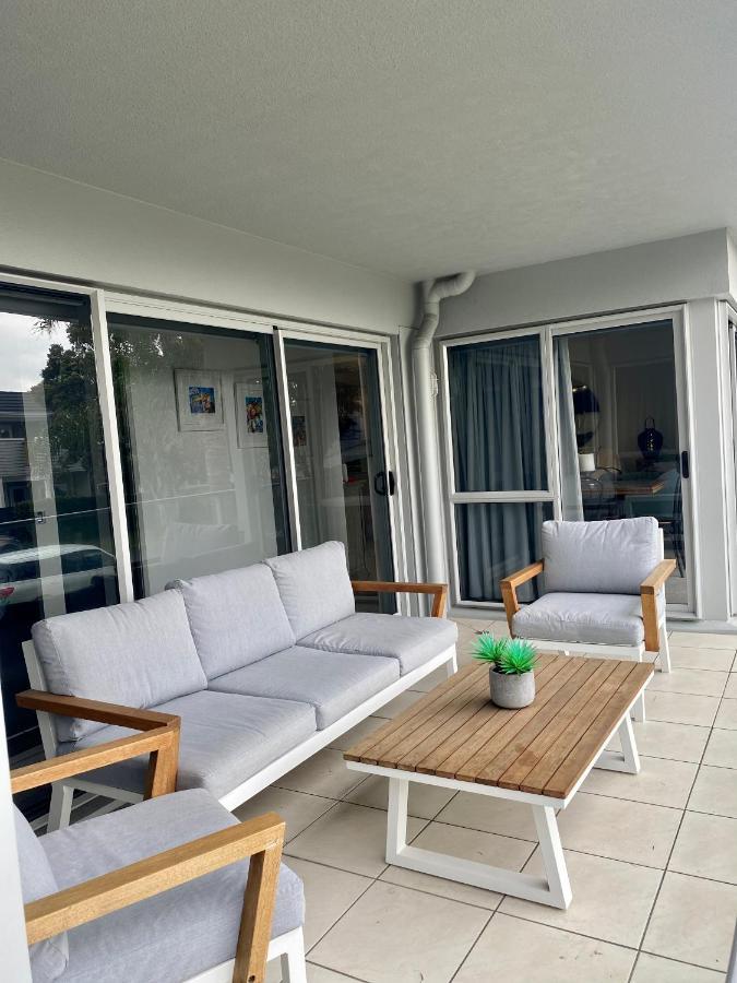 Modern Beach Apartment With Pool & Location Mount Maunganui Kültér fotó