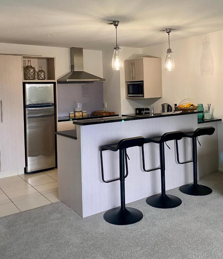 Modern Beach Apartment With Pool & Location Mount Maunganui Kültér fotó