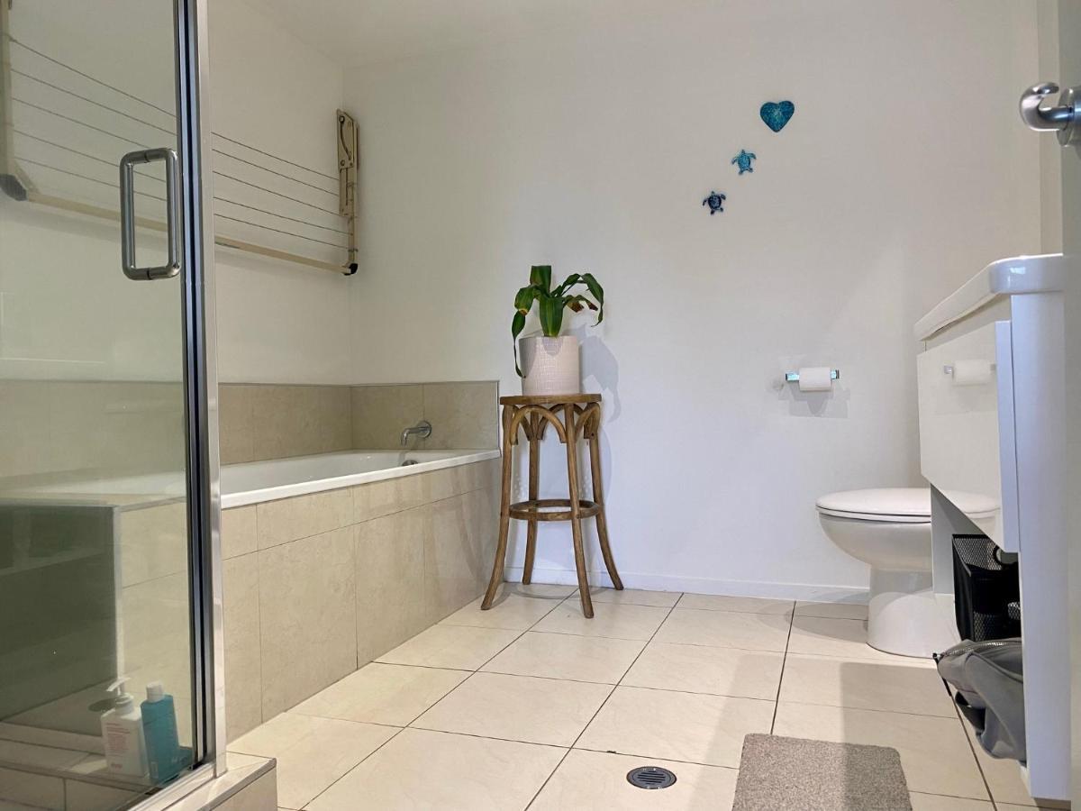 Modern Beach Apartment With Pool & Location Mount Maunganui Kültér fotó