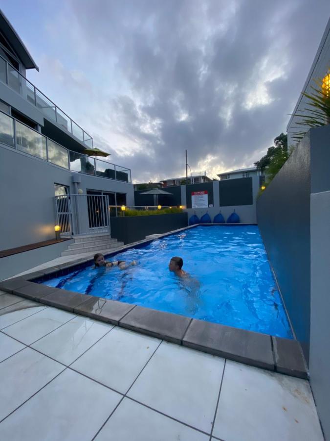 Modern Beach Apartment With Pool & Location Mount Maunganui Kültér fotó