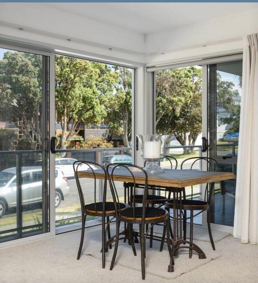 Modern Beach Apartment With Pool & Location Mount Maunganui Kültér fotó